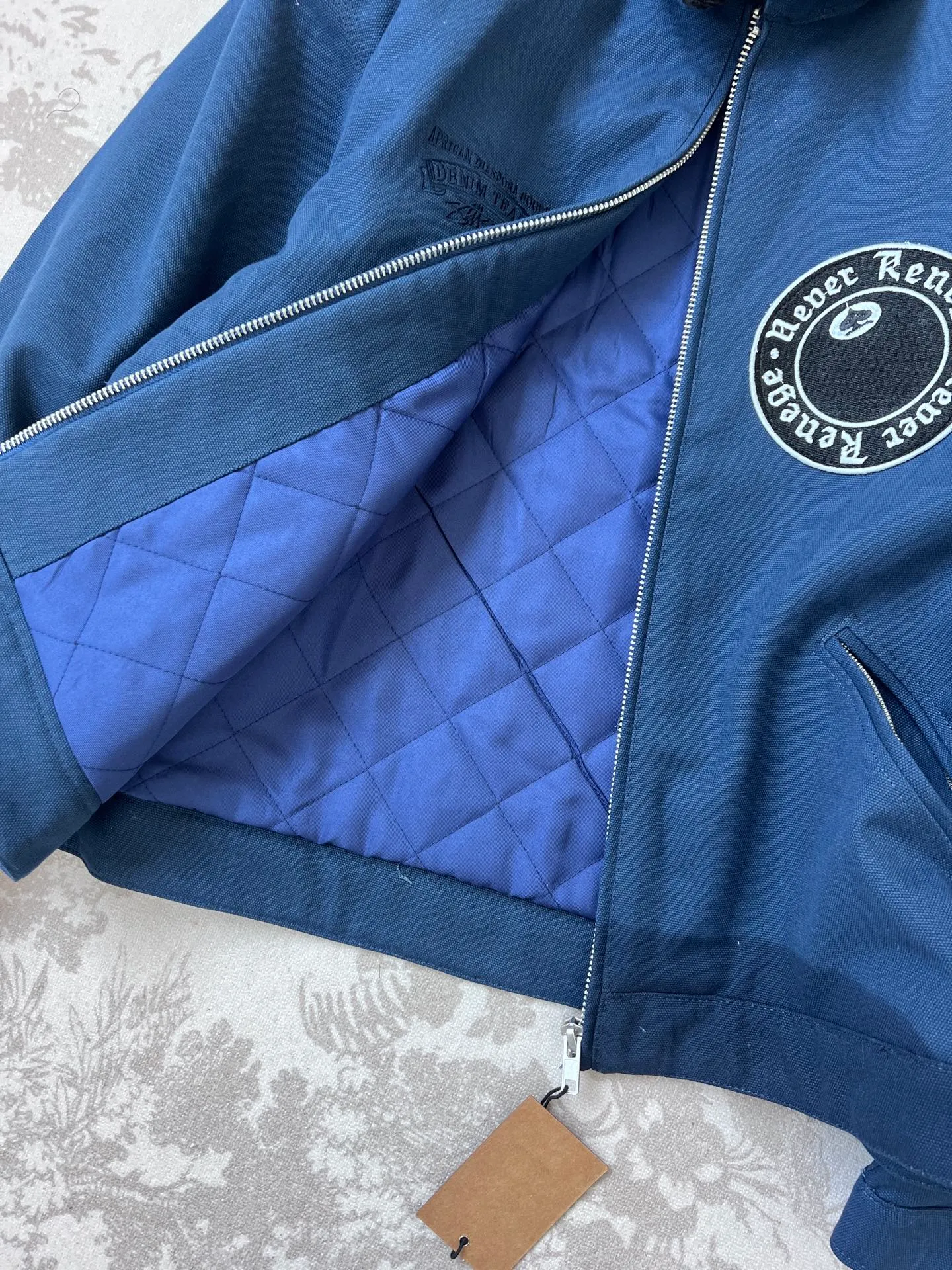 New T66# jacket version 340💰/quilted version 360💰 Stussy x Denim Tears joint model SS25 round chest logo printed zipper opening work jacket, same style for men and women, navy blue Accessories: original dismantling and development, one-to-one customized small labels, collar labels, washing, hang tags, hardware, etc. - Fabric: It is made of the original one-to-one 275g pure cotton fabric, and the high-count double yarn process improves softness and durability. The whole piece is washed, giving it a vintage navy blue distressed texture, echoing the nostalgic tone of the campus theme.   - The collar part is spliced ​​with corduroy or cotton fabrics, which contrasts with the washed cotton of the main body to enhance the visual layering and improve wearing comfort.    - The iconic "Double S + Kapok Ring" combination logo on the back is three-dimensional embroidery. The cotton texture and letter lines stand out in three-dimensionality, enhancing brand recognition.   - A small area of ​​embroidery, card colors and Never Renege slogans are added to the side to echo the cultural theme of the African American community.   - Continuing the short and wide cut of the Detroit work jacket, the cuffs and hem are tightened to give both functionality and practicality.   - The interior adopts quilting technology to provide moderate warmth while maintaining lightness, which is suitable for spring when the temperature difference between morning and evening is large.     - Equipped with YKK metal zipper, it opens and closes smoothly and is durable, and the edge wrapping process improves the overall structural strength.  - African cultural elements: symbols such as the Ace of Spades, the Bid Whist card game scene, and the Jamaican high school area code "718" are integrated into the single product through embroidery, printing and other processes to convey the cultural proposition of Denim Tears.  - Joint logo: Stussy double S logo and Denim Tears kapok ring are combined with embroidery and printing to strengthen the uniqueness of the joint series.  Size: M-2XL M bust 127 length 65.5 sleeve length 61 shoulder width 53.3 [160-165cm 60-70kg] L bust 132 length 66.8 sleeve length 62.2 shoulder width 55.9 [165-170cm 70-85kg] 【170-175cm 80-95kg】 XXL Bust 142.2 Clothes Length 69.3 Sleeve Length 64.8 Shoulder Width 61 【175-180cm 90-105kg】